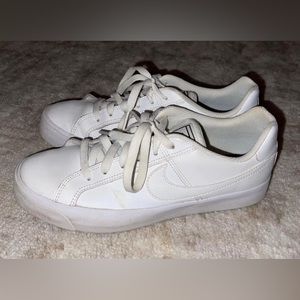 Women’s white Nike tennis shoes in great used condition